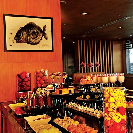Holiday Inn New Delhi Mayur Vihar Noida By Ihg Nova Deli Exterior foto A buffet at a restaurant