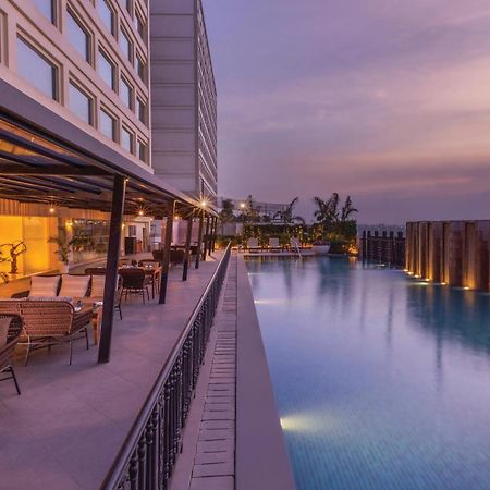 Holiday Inn New Delhi Mayur Vihar Noida By Ihg Nova Deli Exterior foto The swimming pool at the hotel