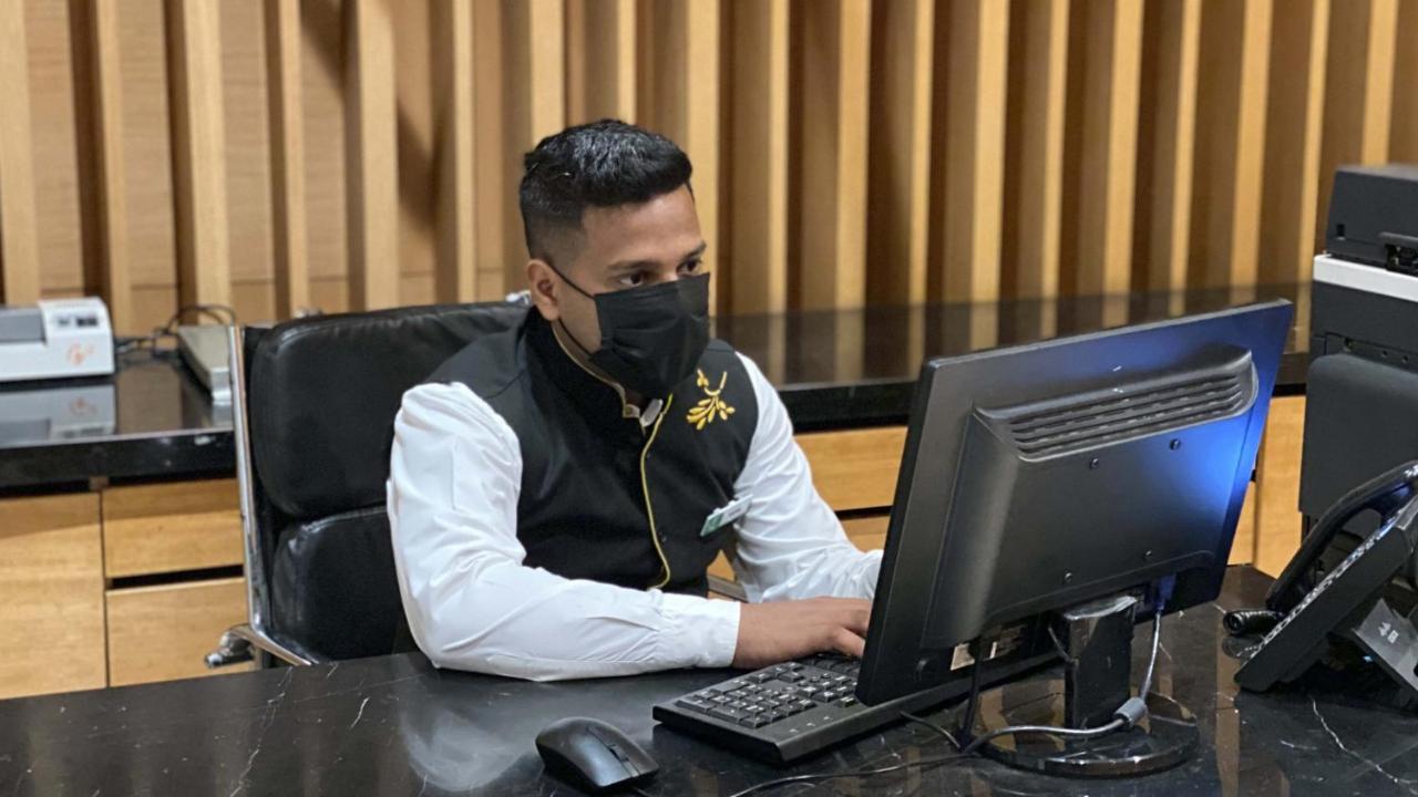 Holiday Inn New Delhi Mayur Vihar Noida By Ihg Nova Deli Exterior foto A government employee in Myanmar wearing a face mask