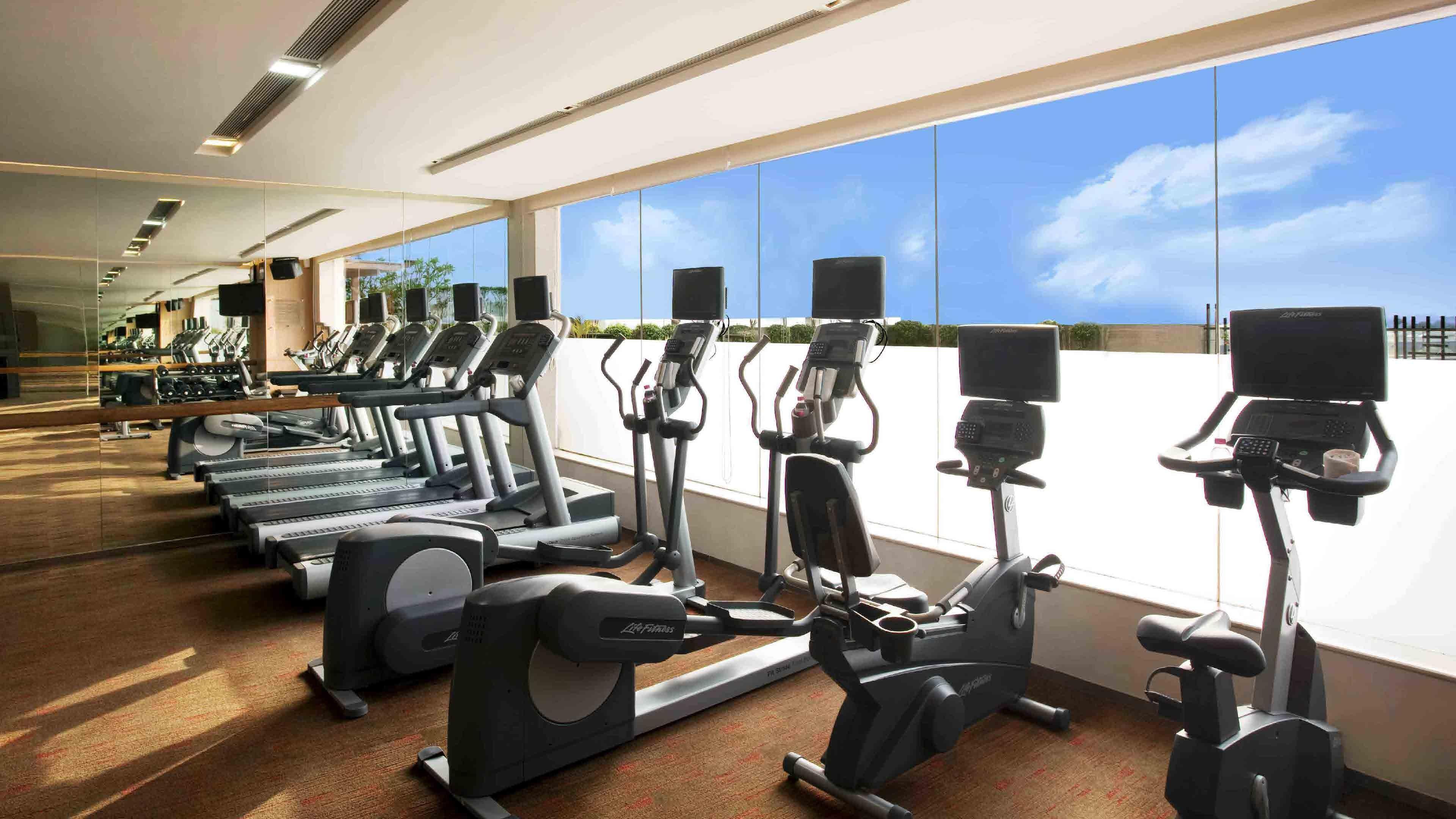 Holiday Inn New Delhi Mayur Vihar Noida By Ihg Nova Deli Exterior foto The gym at the hotel