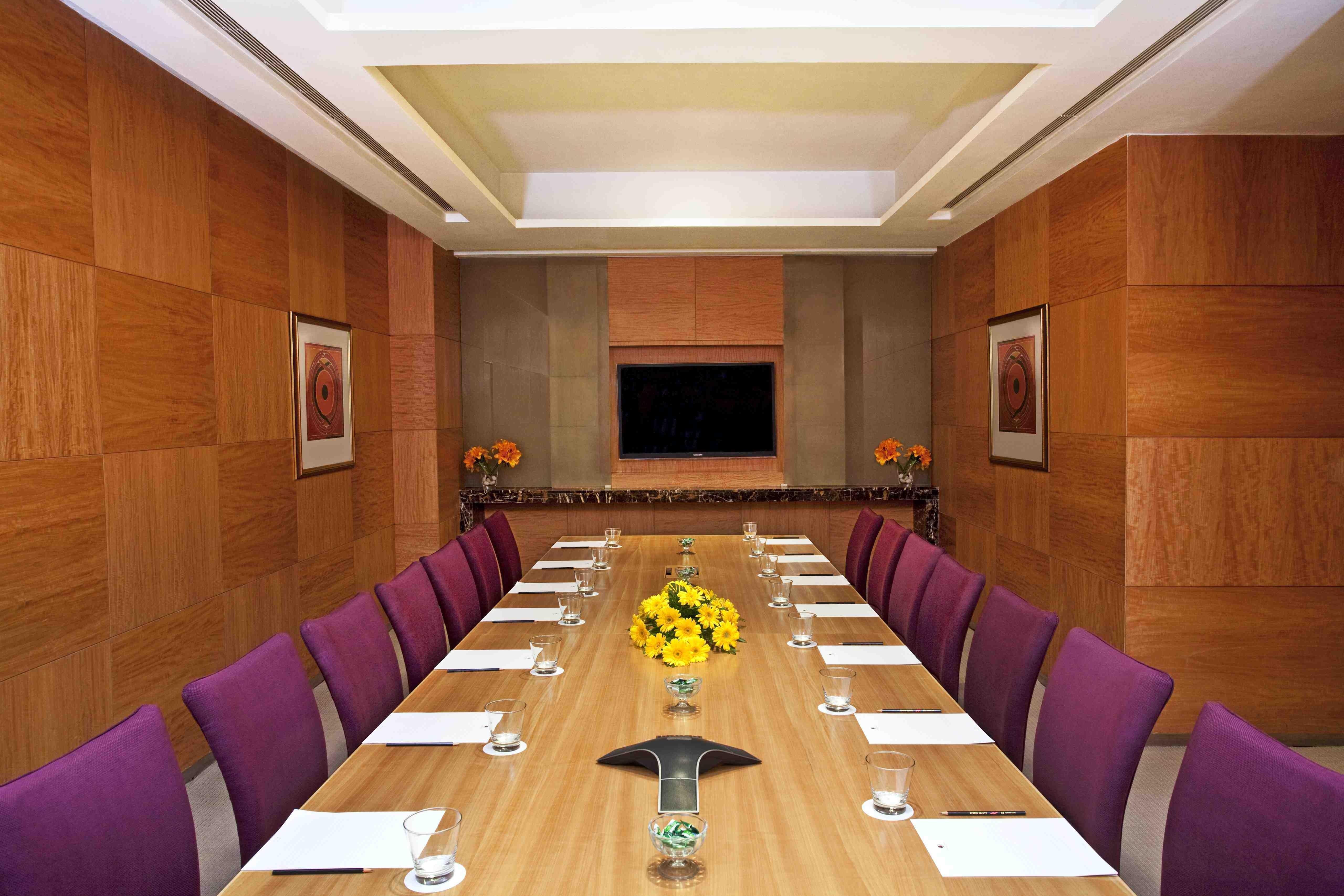 Holiday Inn New Delhi Mayur Vihar Noida By Ihg Nova Deli Exterior foto A boardroom at a hotel