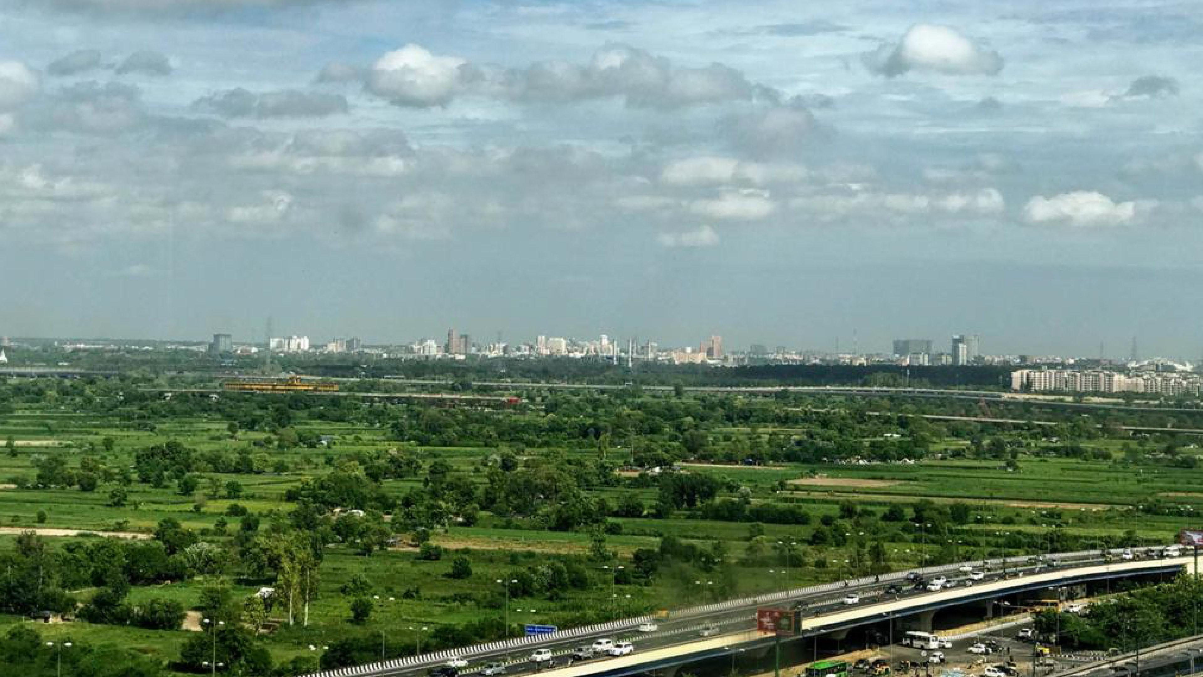 Holiday Inn New Delhi Mayur Vihar Noida By Ihg Nova Deli Exterior foto View of the city from the highway
