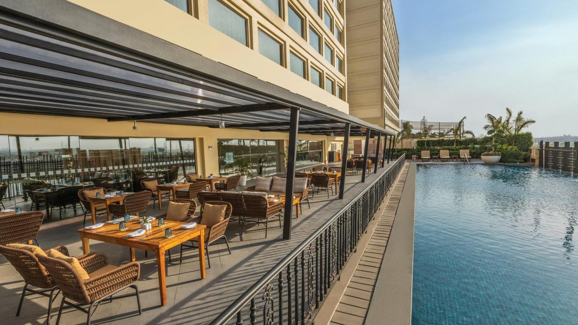 Holiday Inn New Delhi Mayur Vihar Noida By Ihg Nova Deli Exterior foto The Poolside at The Park, Hyderabad