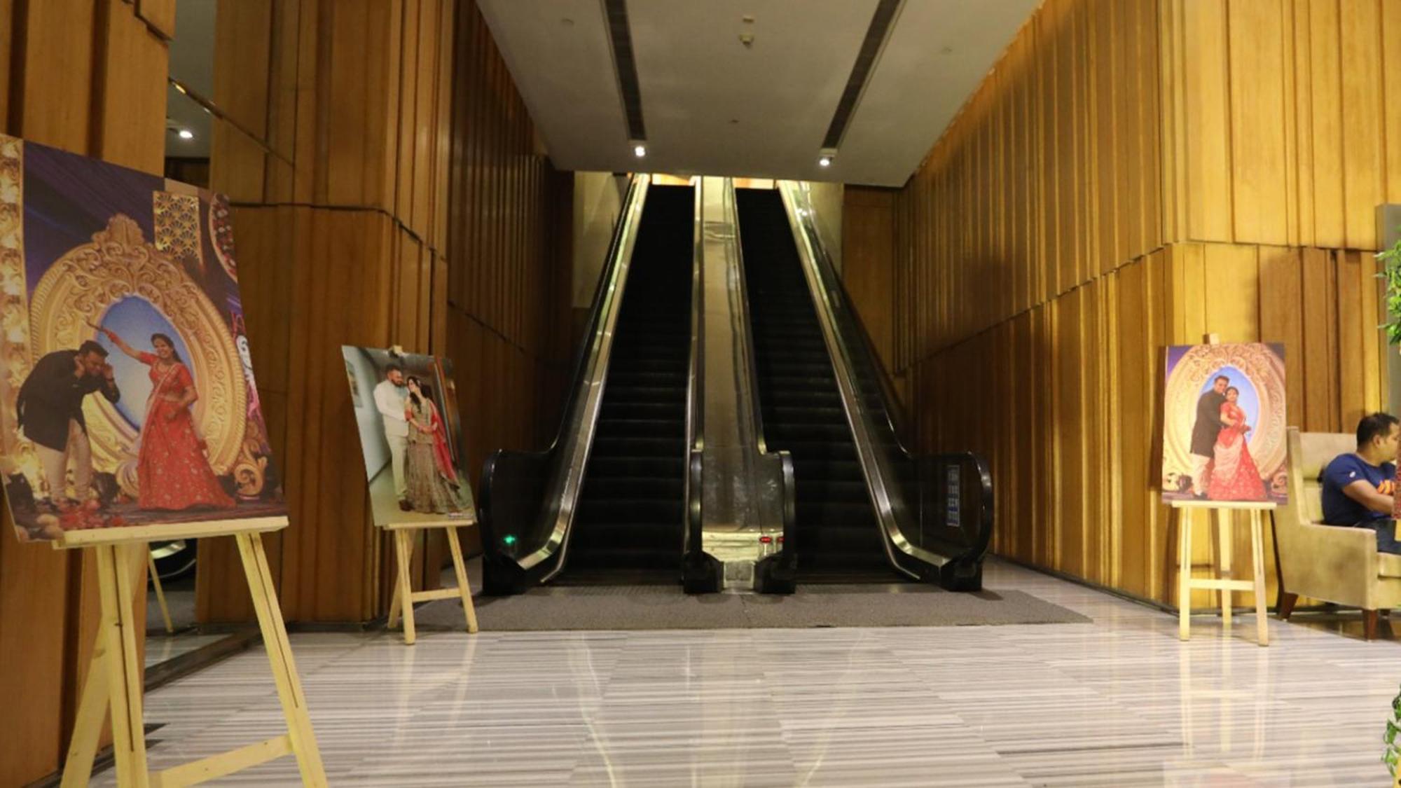 Holiday Inn New Delhi Mayur Vihar Noida By Ihg Nova Deli Exterior foto Escalators at the lobby