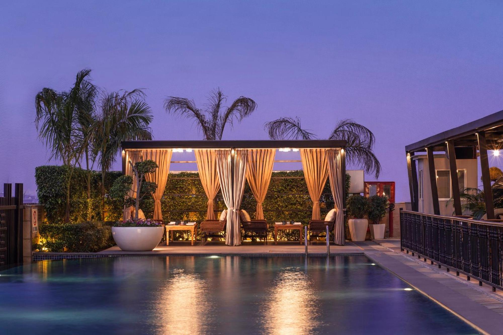 Holiday Inn New Delhi Mayur Vihar Noida By Ihg Nova Deli Exterior foto The pool at the rooftop bar