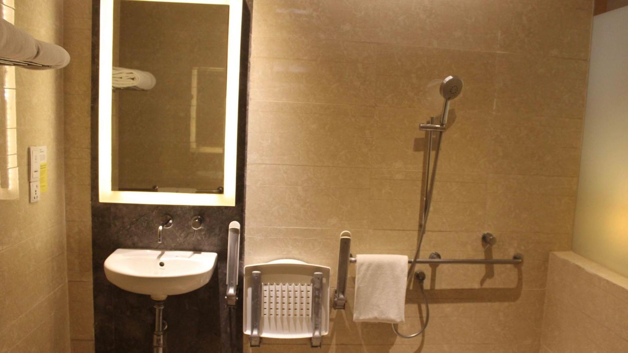 Holiday Inn New Delhi Mayur Vihar Noida By Ihg Nova Deli Exterior foto